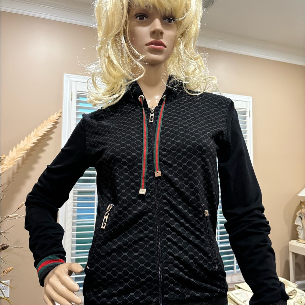 STUNNING, ELEGANT & COMFORTABLE GUCCI CARDIGAN IN MINT CONDITION.